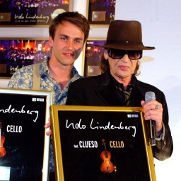 Udo Lindenberg und Clueso mit der Goldene Schallplatte für ihren gemeinsamen Song &#034;Cello&#034;
