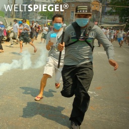 Sicherheitskräfte liefern sich Gefechte mit Demonstranten. Diese versammeln sich Anfang 2021 in Yangon, Myanmar, um gegen den Militärputsch zu protestieren.
