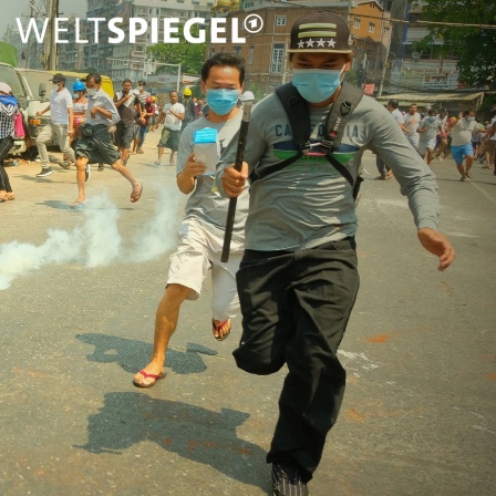 Sicherheitskräfte liefern sich Gefechte mit Demonstranten. Diese versammeln sich Anfang 2021 in Yangon, Myanmar, um gegen den Militärputsch zu protestieren.