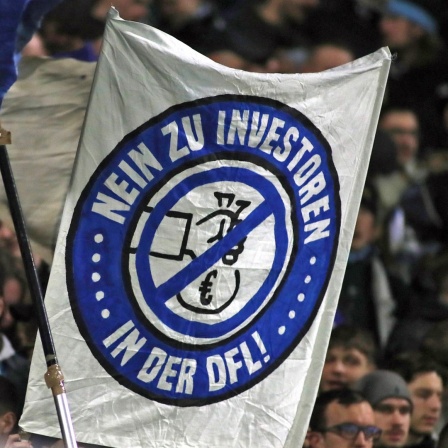 Ein Protestplakat mit der Aufsschrift "Nein zu Investoren in der DFL".