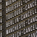 Tafel im Flughafen Frankfurt zeigt gestrichene Flüge an
