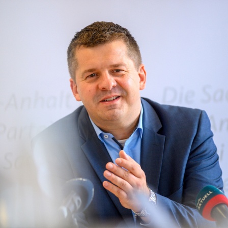 Sven Schulze, Landesvorsitzender der CDU Sachsen-Anhalt, spricht in der CDU-Landeszentrale zu den Medienvertretern.