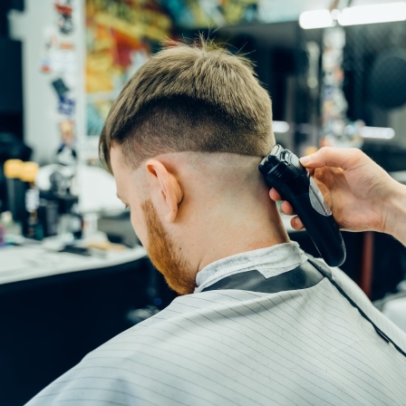 EIn Mann beim Friseur.