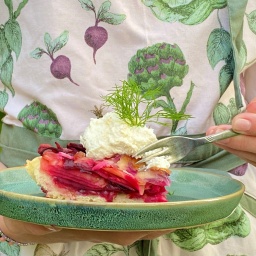 Rote-Bete-Tarte mit Meerrettichsahne