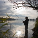 Ein Angler steht an dem deutsch-polnischen Grenzfluss Oder im Nationalpark Unteres Odertal im Nordosten von Brandenburg 