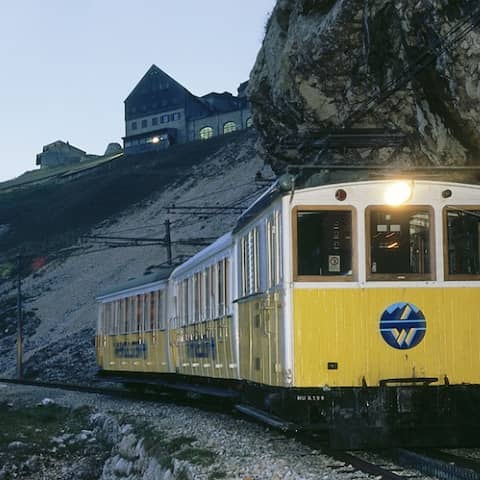 Die Wendelstein-Nostalgiebahn bei einer Fahrt in den Abendstunden. | Bild: BR/Archiv der Wendelsteinbahn