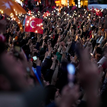 Anhänger des türkischen Präsidenten Erdogan feiern vor seiner Residenz. 