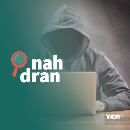 Ein gesichtsloser Hacker mit Kapuze tippt etwas in einen Computer. Im Vordergunrd ist das Logo des Podcasts nah dran zu sehen. 