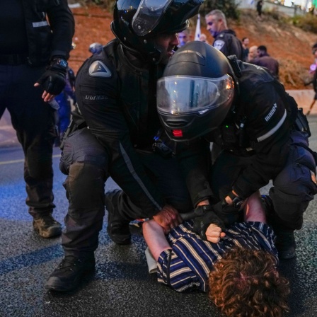 Israelische Polizisten treiben Demonstranten auseinander