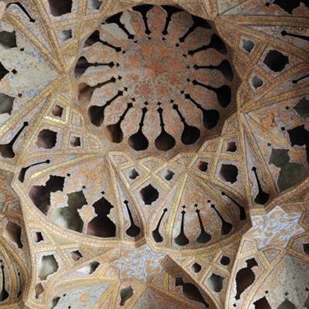 Die berühmte Decke des Musikzimmers im Ali-Qapu-Palast in Iran.