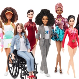 Verschiedene Barbiepuppen, darunter auch eine im Rollstuhl