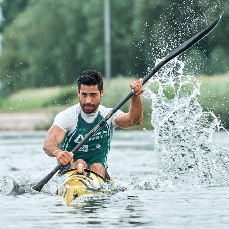 Saeid Fazloula sitzt in einem Kanu und bewegt sich damit in einem Fluss fort