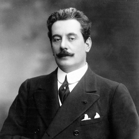 Eine alte Schwarz-Weiß-Aufnahme von Giacomo Puccini.