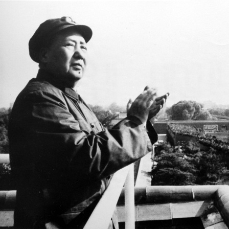Mao Tse-Tung (CHN/Staatschef Volksrepublik China) applaudiert den Roten Garden während einer Militärparade in Peking
