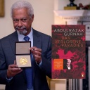 Porträt + Buchcover_ Abdulrazak Gurnah "Das verlorene Paradies"_Abdulrazak Gurnah mit Nobelpreis-Medaille für Literatur 2021 foto: dpa/AP/Matt Dunham/Penguin Verlag