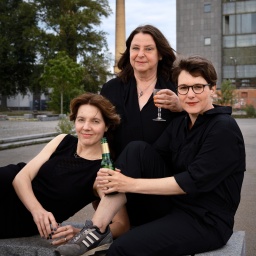 Annett Gröschner, Peggy Mädler und Wenke Seemann posieren mit Sekt für ein Foto.