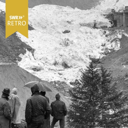 Zuschauer beobachten die Rettungsarbeiten am zerstörten Hüttenlager der Mattmark-Stausee-Baustelle im schweizerischen Kanton Wallis am 31. August 1965 nachdem der Allalin-Gletscher abgebrochen ist