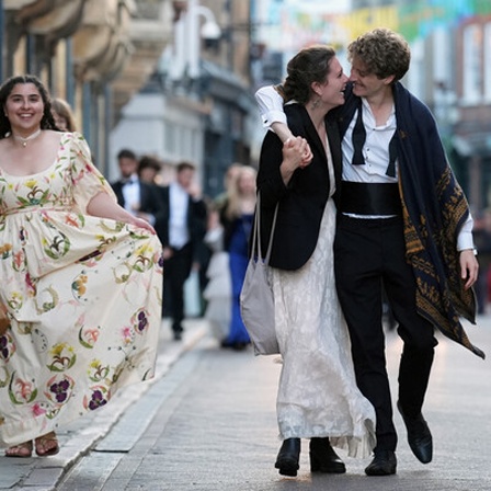 Cambridge University Mai-Ball: Studierende der Cambridge University auf dem Nachhauseweg nach dem traditionellen Mai-Ball am Ende des akademischen Jahres. Cambridge University's Trinity College.