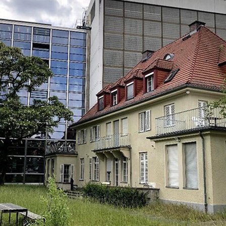 Die ehemalige Villa der Instituts-Direktoren auf der Rückseite des ehemaligen Kaiser-Wilhelm-Instituts für menschliche Erblehre, Anthropologie und Eugenik (KWIA) in der Ihnestraße 22. Früher war hier ein Garten, in dem offenbar Leichtenteile ermordeter Auschwitz-Häftlinge vergraben wurden. Im Hintergrund die Universitätsbibliothek. Auf dem gesamten Gelände vermuten Historiker sterbliche Überreste von in Auschwitz ermordeten Häftlingen im Boden. Auf dem Campus der Freien Universität Berlin im Bereich des ehemaligen Kaiser-Wilhelm-Instituts für menschliche Erblehre, Anthropologie und Eugenik (KWIA) in Berlin-Dahlem wurden 2014 menschliche Überreste gefunden.