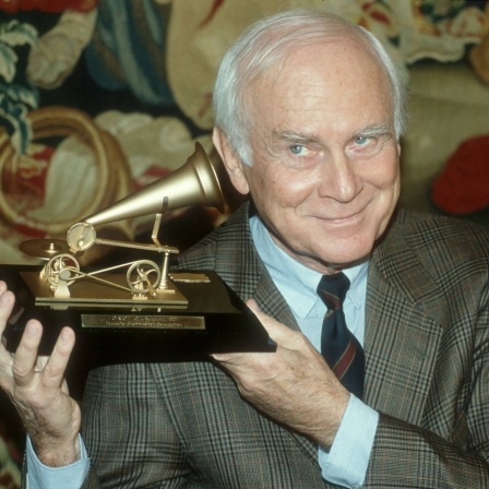 Vicco von Bülow (Loriot) mit dem Goldenen Grammophon lächelnd