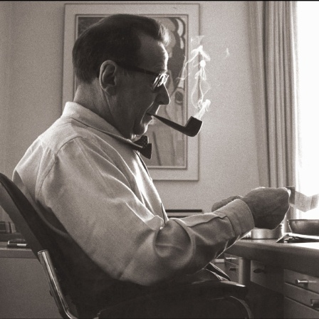 Georges Simenon, 1966 an seinem Arbeitstisch in der Villa d&#039;Epalinges in der Schweiz