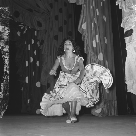 Die spanische Sängerin, Flamencotänzerin und Schauspielerin María Dolores Flores Ruiz, genannt Lola Flores, am 3. Oktober 1956 im Theatre des Champs-Elysees in Paris