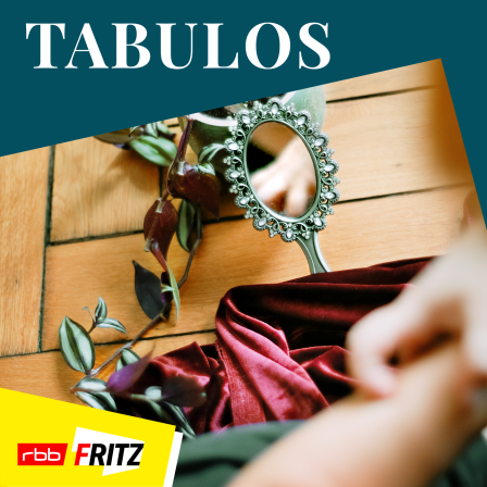 Ein Bild des Podcasts "Tabulos" ist zu sehen. Ein Handspiegel auf dem Boden und unscharf zwei Hände. (Quelle Fritz | Lilly Extra) 