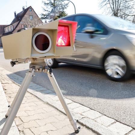Ein GeschwindigkeitsmeÃgerät löst vor einer Schule in Wendelstein bei einem Auto aus.