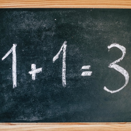 Das Bild zeigt eine Tafel mit der Mathe-Aufgabe 1+1=3