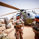 Bundeswehrsoldaten stehen an einem NH90-Hubschrauber im Camp Castor in Gao während des Besuchs der Verteidigungsministerin. Die Bundeswehr ist in dem westafrikanischen Land an der UN-Mission Minusma und der EU-Ausbildungsmission EUTM beteiligt.