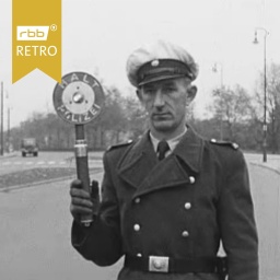 Polizist hält eine Kelle mit Aufschrift "Halt Polizei" (Quelle: rbb)