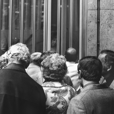 Historisches Schwarzweißfoto von Sparern, die vor dem geschlossenen Eingang der Herstatt-Bank stehen.