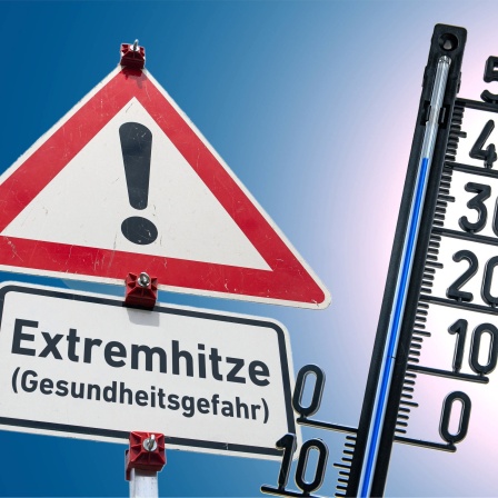 Warnschild &#034;Gefahrstelle&#034; und ein Zusatzschild mit der Aufschrift &#034;Extremhitze (Gesundheitsgefahr)&#034;, befestigt mit roten Haltern an einem Schildermast sowie ein analoges Thermometer, das 40° Celsius anzeigt vor einem blauen Himmel mit Sonnenlicht.