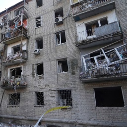Ein beschädigtes Wohngebäude nach einem russischen Angriff