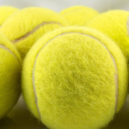 Gelbe Tennisbälle: Der Tennisball ist in seiner heutigen Form 1880 in England entstanden. Damals wurde noch viel auf sandigem Untergrund gespielt und der Filzüberzug schützte das Gummi vor Abrieb.