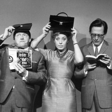 Das Programm der Münchner Lach- und Schießgesellschaft "Jeder hat eine Chance" im Jahr 1962 mit (l-r) Hans J. Diedrich, Ursula Noack, Dieter Hildebrandt und Jürgen Scheller. 