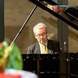 Markus Becker Pianist spielt am Klavier.
