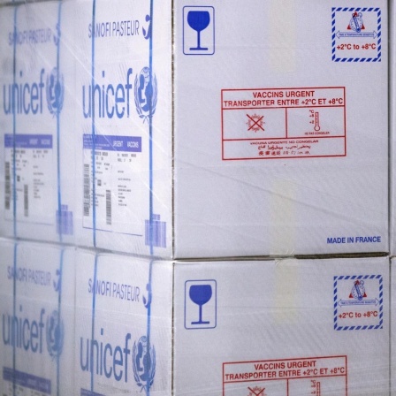 Transportbereite Kartons mit Impfdosen und der Aufschrift "Sanifo Pasteur" und "UNICEF".