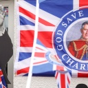 UK-Flagge und Bild von King Charles an einem Haus