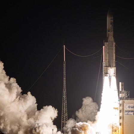 Eine Ariane 5-Rakete startet vom Weltraumbahnhof in Kourou