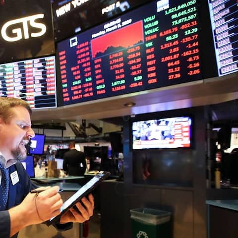 Ein aufgeregter Händler der New Yorker Börse (New York Stock Exchange NYSE)