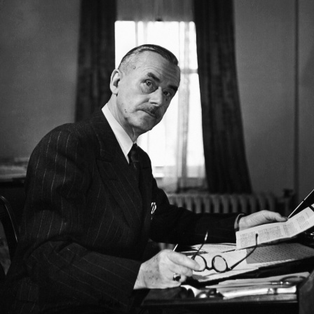 Das Beitragsbild des WDR3 "Ein Schriftsteller-Leben: Thomas Mann" zeigt Thomas Mann 1943 in seinem Arbeitszimmer in den USA