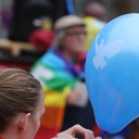 Eine Frau hält einen Luftballon mit einer Friedenstaube.