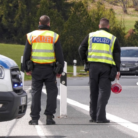 Zwei Beamte auf einer Straße