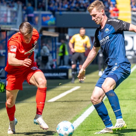 Der Elversberger Petkov setzt sich gegen Paderborns Scheller durch