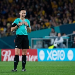 Die englische Schiedsrichterin Rebecca Welch beim WM-Achtelinale zwischen Australien und Dänemark im Einsatz. 