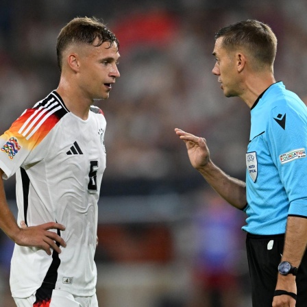 Joshua Kimmich spricht mit Schiedsrichter Clément Turpin