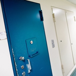 Themenbild: Verschlossene Tür einer Gefängniszelle der Justizvollzugsanstalt (JVA).