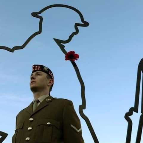 Hauptgefreiter Cameron Hughes des Royal Regiment of Scotland steht vor einem Erste-Weltkrieg-Denkmal, die lebensgroße Silhouette eines Soldaten, das vor dem schottischen Parlament enthüllt wurde
