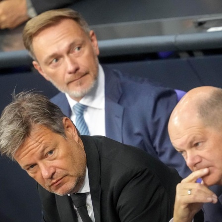 Christian Lindner (FDP), Bundesminister der Finanzen, Robert Habeck (Bündnis 90/Die Grünen), Bundesminister für Wirtschaft und Klimaschutz und Bundeskanzler Olaf Scholz (SPD) im Bundestags 